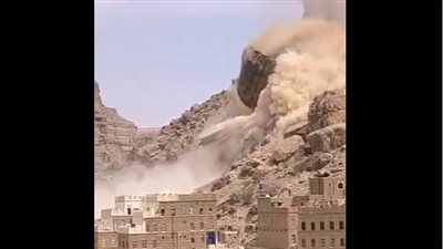 أثار الذعر بين سكان المنطقة، لحظة انهيار جبلي مخيف في اليمن (فيديو) 