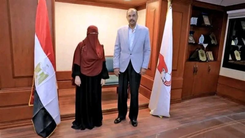 محافظ سوهاج وطبيبة