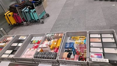 ضبط محاولة تهريب هواتف محمولة ومستحضرات تجميل بمطار برج العرب (صور)