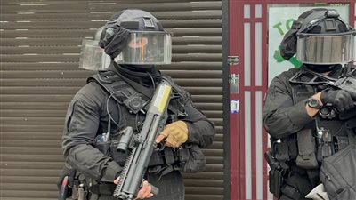 الشرطة الفرنسية تحرر الرهائن الأربعة المحتجزين بمطعم في إحدى ضواحي باريس 