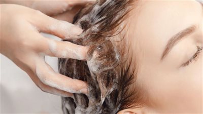 لحمايته من القشرة والتساقط، خلطات طبيعية لتنظيف الشعر