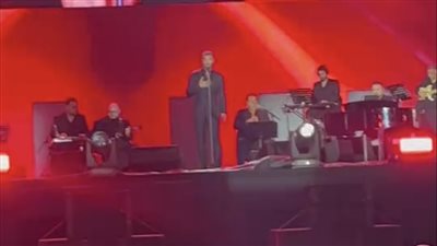 كاظم الساهر يشعل الأجواء بالعلمين الجديدة وسط حضور جماهيري كبير 