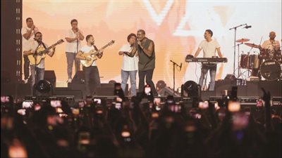 ولع المسرح، عمرو دياب يلهب حماس جمهور حفله بالسعودية بإطلالة عشرينية (فيديو)