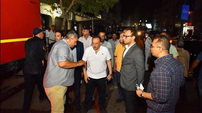 حريق هائل بشقة سكنية ببرج شهير في أسيوط والمحافظ يقطع جولته ويتوجه لموقع الحادث (صور)
