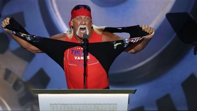 ظهر فجأة، المصارع الشهير هوجان يدعم ترامب بطريقة 