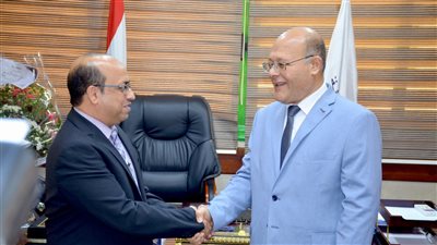 رئيسا جامعة ومدينة سوهاج يناقشان موقف مشروع مستشفى شفاء الأطفال