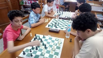 مدير تعليم دمياط يهنئ الطلاب الفائزين في مسابقة الشطرنج 