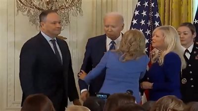 بايدن يحاول تقبيل امرأة 