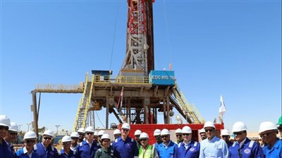 كريم بدوي يتفقد أعمال حفار بترولي بحقول خالدة في الصحراء الغربية