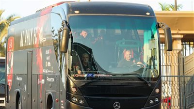 حافلة الأهلي تصل استاد القاهرة استعدادا لمواجهة المقاولون العرب