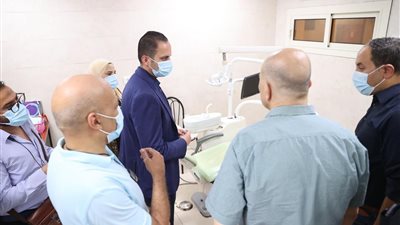 نائب وزير الصحة يتفقد مستشفى هليوبوليس ويوصي بصرف مكافأة مالية لفريق مكافحة العدوى