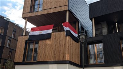 رفع العلم المصري على مبنى مقر البعثة في القرية الأولمبية بباريس