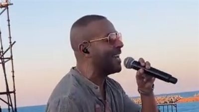 تامر عاشور يغني لـ إليسا وفضل شاكر في حفله بالساحل الشمالي (صور) 