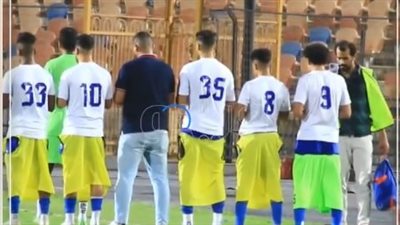 لقطة مباراة الألومنيوم والأهلي، لاعبو الألومنيوم يستغلون الراحة ويؤدون صلاة المغرب (فيديو)