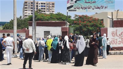 طلاب الثانوية شعبة علمي الرياضيات بالإسماعيلية يؤدون امتحان مادة الديناميكا اليوم