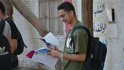 المراجعة النهائية لطلاب الثانوية العامة قبل أداء امتحان مادة الديناميكا (صور)