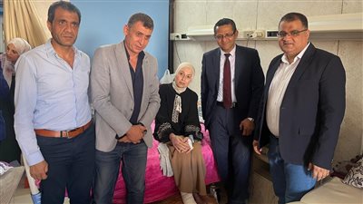 نقيب الصحفيين يزور الزميلة الفلسطينية رولا الدرة للاطمئنان على حالتها الصحية