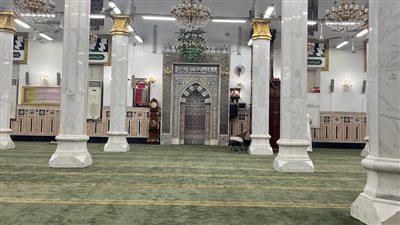 مسجد السيدة نفيسة بحلة جديدة عقب تجديد فرشه (صور)