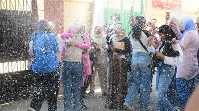 بالورود والزغاريد، طلاب علمي رياضة يحتفلون بانتهاء امتحانات الثانوية العامة (فيديو وصور)