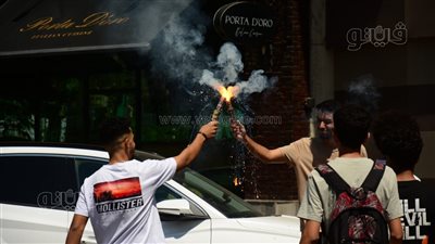 طلاب علمي رياضة يحتفلون بانتهاء الامتحانات بالرقص والشماريخ (صور) 