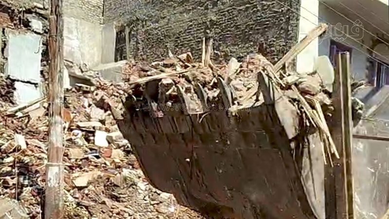 رفع الأنقاض من منزل