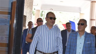 وزير قطاع الأعمال العام يتفقد مصانع النصر للأسمدة بالسويس 