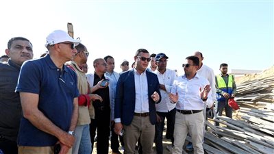 وزير الإسكان يتفقد سير العمل بمحطة مياه الشرب بالشيخ زايد