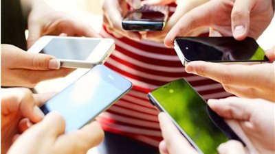 استشاري عمود فقري يحذر من أخطاء استخدام الأطفال للموبايل وهذا سبب الانزلاق الغضروفي