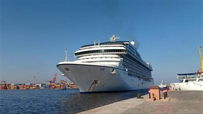 بالورود والتنورة والزي الفرعوني، استقبال سفينة سياحية بميناء الإسكندرية