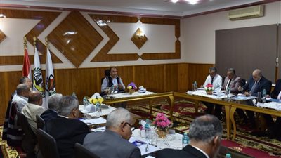 وزير قطاع الأعمال يستعرض نتائج الأعمال والمؤشرات المالية بـ