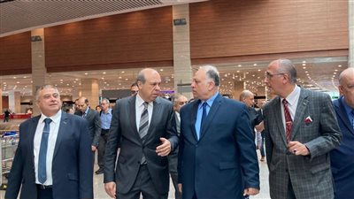 وزير الطيران يتفقد مطار القاهرة عقب تداعيات العطل التقني