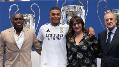 والدة مبابي تتوعد بمقاضاة باريس سان جيرمان لهذا السبب