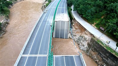 تسببت في وفاة 20 شخصا، لحظة انهيار جسر بالصين بسبب السيول