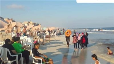 إقبال متوسط من المصطافين على شواطئ الإسكندرية (صور)