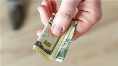 تفسير حلم الفلوس في المنام وعلاقته بالخير والرزق الوفير 