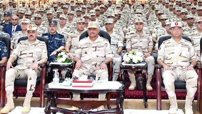 وزير الدفاع يلتقي بعدد من رجال القوات المسلحة بالمنطقة الشمالية العسكرية وقيادة القوات البحرية 