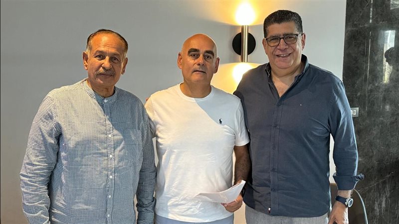كارلوس باستور يجدد