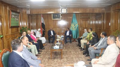 محافظ القليوبية يناقش مع أعضاء الهلال الأحمر إجراءات الإغاثة العاجلة