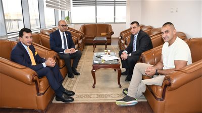 أشرف صبحي يبحث مع بطل التجديف استعداداته لدورة الألعاب البارالمبية