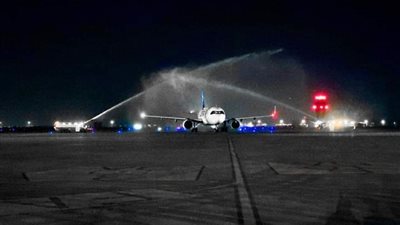 وصول أولى رحلات مصر للطيران إلى مطار الفجيرة واستقبالها بتقليد رش المياه (صور)
