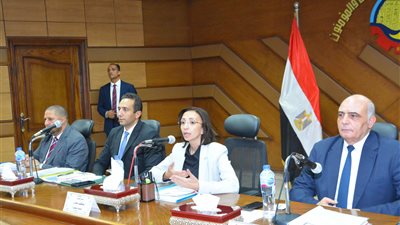 محافظ البحيرة تشدد على العمل بروح الفريق لتلبية احتياجات المواطنين