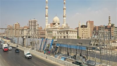 النقل تستعرض محطات الأتوبيس الترددي الجاري تنفيذها على الطريق الدائري (صور)