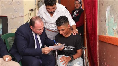 وزير العمل يتواصل مع مواطن من ذوي الهمم ويوفر له فرصة عمل (فيديو وصور )