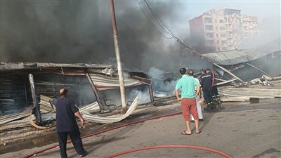 8 سيارات للسيطرة على حريق معرض ملابس في بنها (صور) 