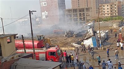 إخماد حريق معرض ملابس في بنها (صور)