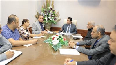 نائب محافظ سوهاج يبحث الإعداد لمعرض المنتجات المحلية