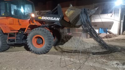 التحفظ على معدات وتحرير محضر ضد بناء مخالف بالزينية في الأقصر