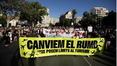 احتجاجات واسعة في جزيرة إسبانية بسبب السياحة المفرطة 