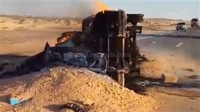 تفحم سيارة وإصابة قائدها بحروق بطريق بلاط - منفلوط (صور)