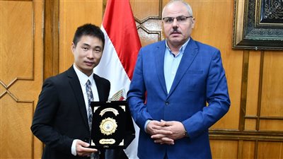 رئيس جامعة القناة يكرم المدير الصيني لمعهد كونفوشيوس لانتهاء فترة عمله